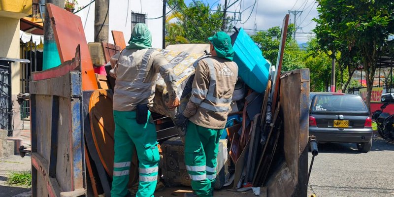 Operarios de Atesa acomodan muebles y otros inservibles en la caja estacionaria