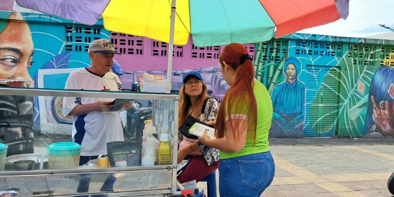 Funcionaria de la Empresa de Aseo de Pereira sensibiliza a vendedores del parque Guadalupe Zapata sobre la disposición de residuos